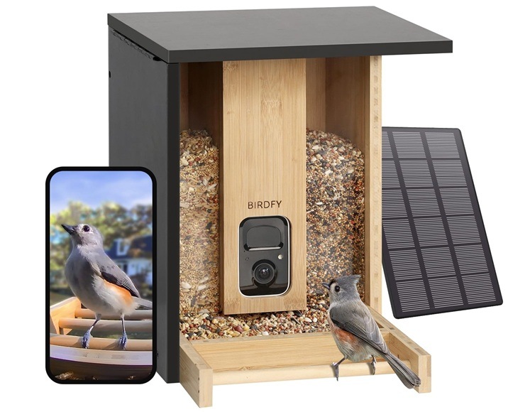 Vtáčie krmítko Birdfy Bamboo s kamerou a solárnym panelom (AI predplatné) Detail obrázku kŕmidla s telefónom a solárnym panelom.