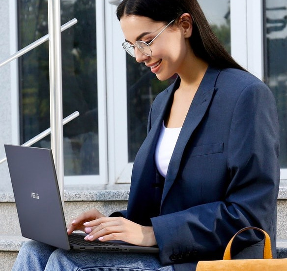 Notebook Asus ExpertBook B1 čierny Žena pracujúca na notebooku ASUS ExpertBook B1 pri práci mimo kancelárie
