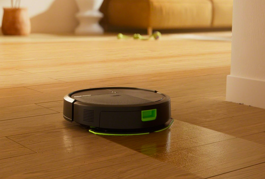 Robotický vysávač iRobot Roomba 115 Combo vytiera drevenú podlahu v obývacej izbe