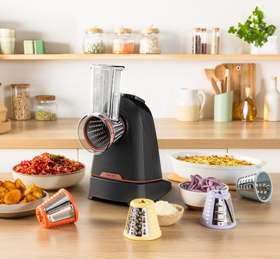 Elektrický strúhač Tefal Fresh Express Twist DN8658E0 čierny Kuchynský strúhač Tefal DN8658E0 Fresh Express Twist na kuchynskej linke s nástavcami a s jedlom