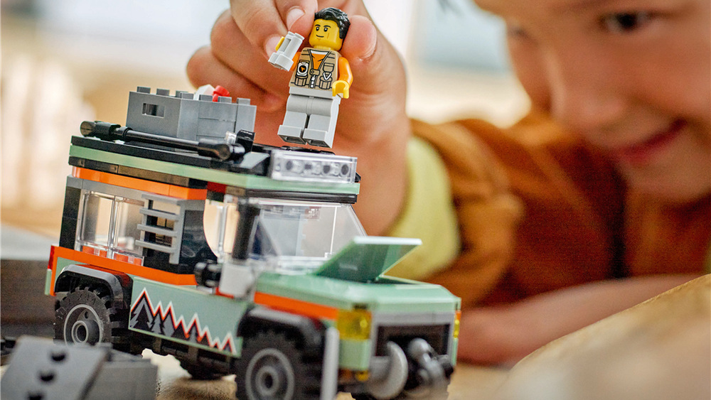 Stavebnica LEGO® City 60447 Terénní horské nákladní auto 4x4 Bohaté vybavenie vrátane náradia, mapy, kompasu, ďalekohľadu a minifigúrky dobrodruha rozširuje možnosti hrania.