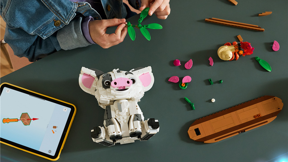 Stavebnica LEGO® │ Disney 43292 Pua 885 dielikov vytvorí cez 20 cm vysoký model Puy, ktorý poslúži ako hračka aj dekorácia s meniteľnou pózou.