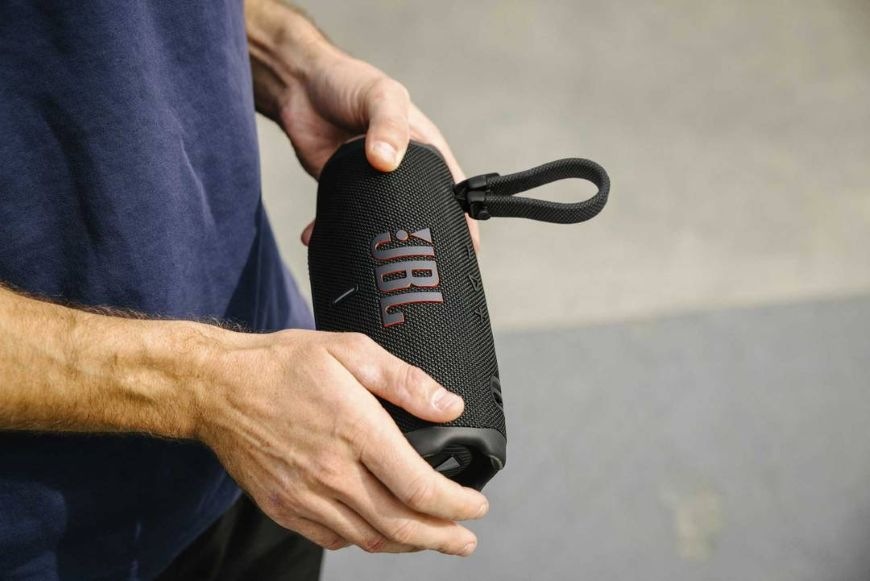 JBL Charge 6 je možné ovládať cez tlačidlá na hornej strane