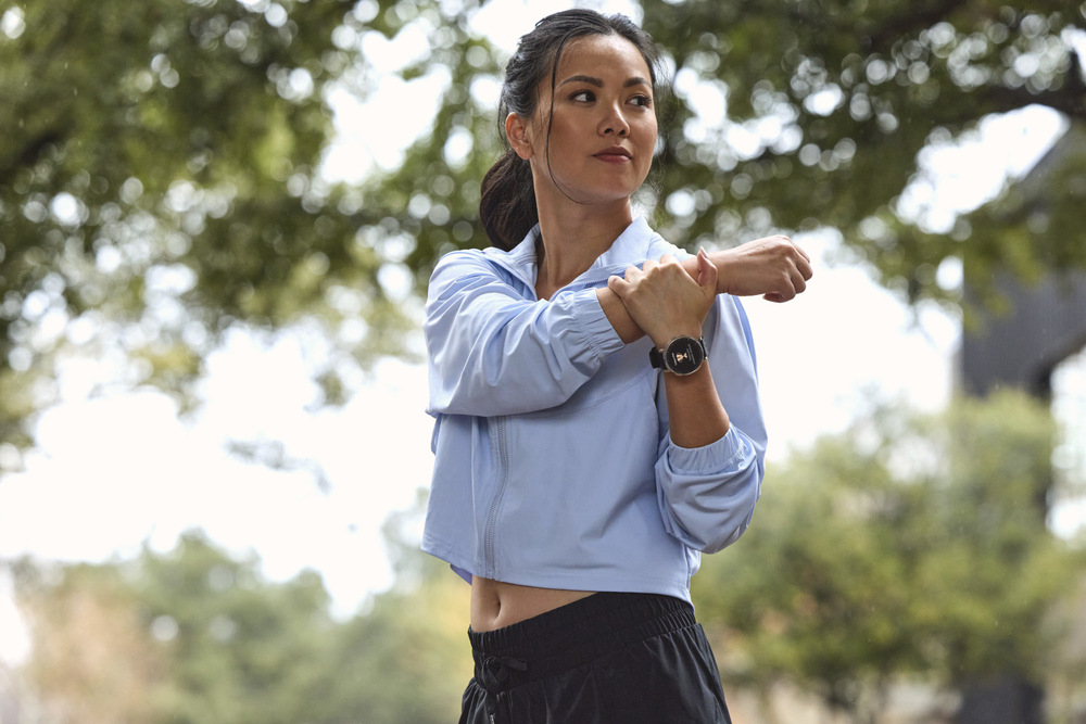 Žena v prírode s hodinkami Amazfit Active 3 Premium na zápästí