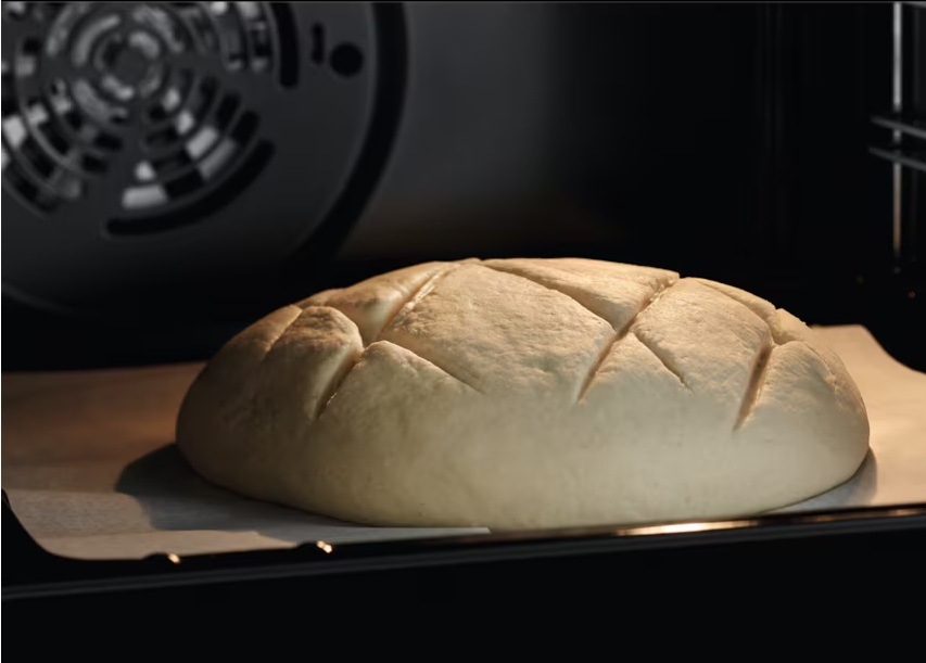 Čerstvý bochník chleba v rúre Electrolux.
