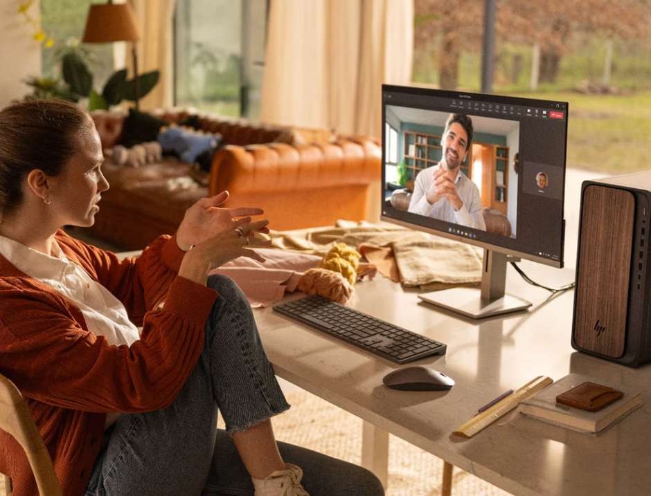 Stolný počítač HP OmniDesk AI PC M03-0055nc čierny/hnedý „“