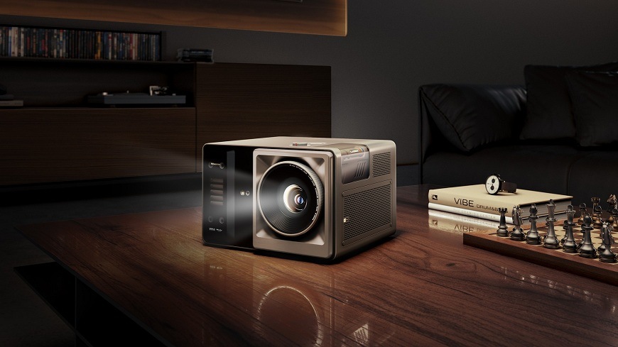 Laser TV Hisense XR10 promítá na stole 