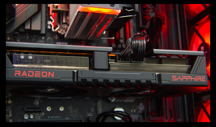 Herný počítač HAL3000 MČR Finale Pro čierny Detailný záber vnútrajška počítača s grafickou kartou Radeon Sapphire nainštalovanou na základnej doske s červeným LED podsvietením, vyžarujúcou high-tech hernú atmosféru.