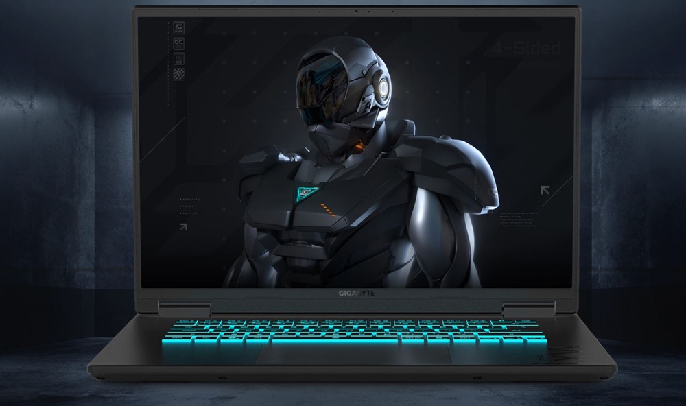 Elegantný notebook s futuristickým obrneným robotom na obrazovke. Klávesnica svieti modrozelenou farbou a je umiestnená v tlmene osvetlenej priemyselne vyzerajúcej miestnosti.
