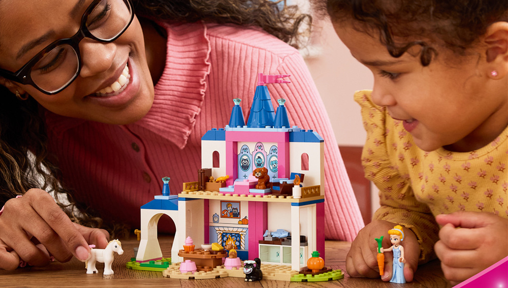 Stavebnica LEGO® │ Disney 43283 Popoluškin zámok a zvieratká Popoluška, Gus, Lucifer, Bruno a poník oživujú hru plnú starostlivosti o zvieratká, doplnkov a veselých príhod.
