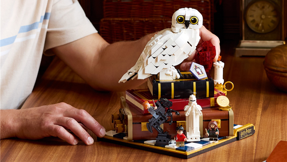 Stavebnica LEGO® Harry Potter™ 76466 Kámen mudrců – sběratelská edice 1 571 dielikov ponúka dospelým fanúšikom sústredené stavanie a vďaka rozmerom cez 29 cm výrazný výstavný model.