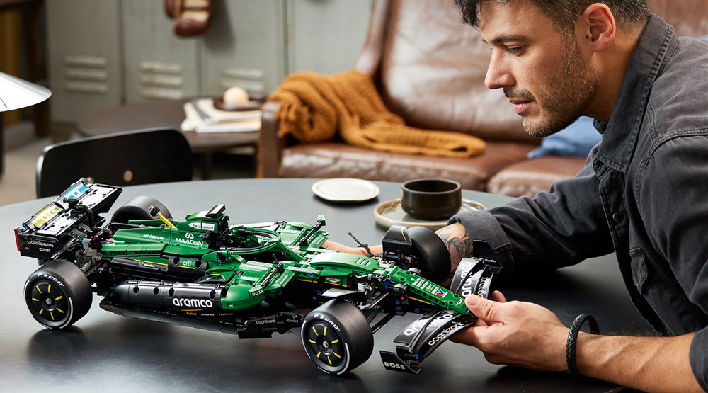 Stavebnica LEGO® Technic 42240 Auto F1® Aston Martin Aramco AMR25 Stavebnica s 1547 dielikmi ponúka dospelým náročný projekt inšpirovaný tímom Aston Martin Aramco.