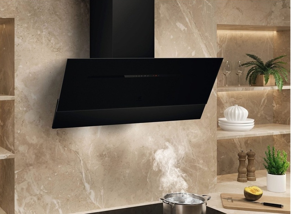 Odsávač pár Electrolux Série 700 LFV619Z, matná čierny Odsávač pár Electrolux LFV619Z séria 700 s matnou povrchovou úpravou SaphirMatt v kuchyni nad indukčnou doskou Electrolux.