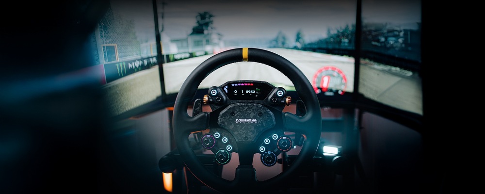 Volant Moza Racing CS Pro hliník Zostava závodného simulátora s volantom výrobcu Moza Racing uprostred, ktorý zobrazuje digitálne ovládacie prvky. V pozadí je rozmazaný záber závodnej trate.