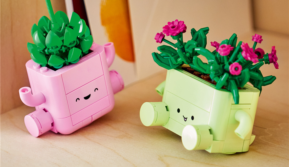Stavebnica LEGO® Botanicals 11506 Houpající se rostlinky Dve veselé rastlinky v pastelových kvetináčoch prinášajú deťom farebné stavanie a zábavný pohyb.
