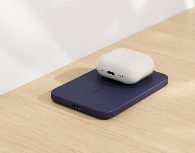 Powerbank Epico UltraPack Qi2 25W Slim 5000mAh hliníková Mag+ EM55 modrá Bezdrôtové nabíjanie slúchadiel na modrej powerbanke Epico UltraPack Qi2 EM55