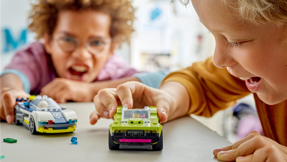 Stavebnica LEGO® City 60415 Honička policejního auta a sporťáku Dve odlišné autá stavajú deti pred napínavý príbeh, v ktorom policajné vozidlo prenasleduje rýchly športiak.