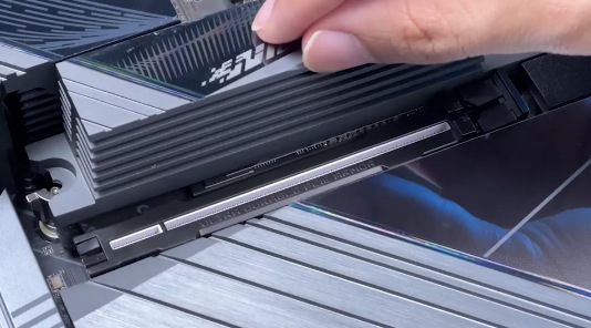Gigabyte Z890 AORUS MASTER ponúka hneď päť slotov M.2