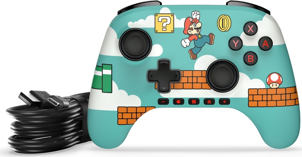 Na obrázku je čierny drôtový gamepad PowerA Advantage pre Nintendo Switch 2. Vedľa ovládača je zmotaný dlhý kábel s konektormi USB-C a USB-A, ktorý slúži na pripojenie ku konzole. Na prednej strane ovládača sú dva analógové joysticky, smerový kríž, tlačidlá A, B, X a Y a spodný rad funkčných tlačidiel. Uprostred je logo Nintendo Switch 2.