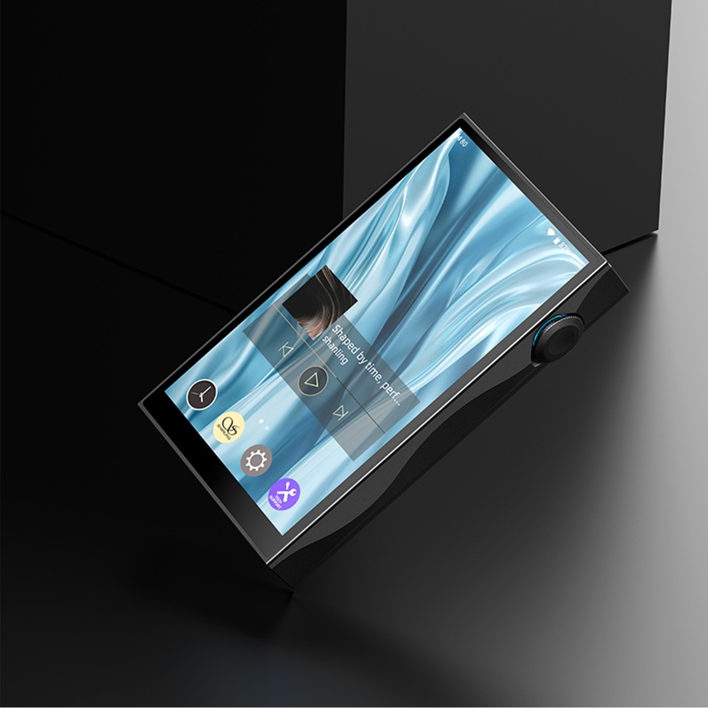 HiFi prenosný digitálny prehrávač Shanling M3 Plus sivý Digitálny prehrávač Shanling M3 Plus s tmavým pozadím