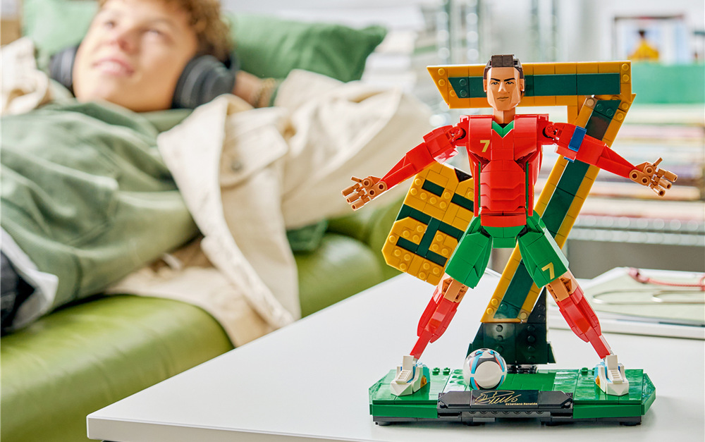 Stavebnica LEGO® Editions 43016 Cristiano Ronaldo – Fotbalová legenda Aplikácia LEGO Builder ponúka interaktívny 3D návod, ktorý uľahčí stavanie všetkých 854 dielikov