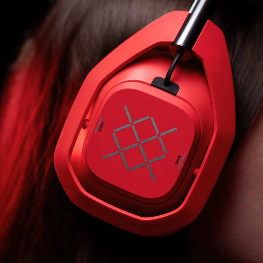 Headset Logitech G Astro A50 X Lightspeed Wireless + Base Station červený Detail vonkajšej strany náušníka headsetu Logitech G A50 X LIGHTSPEED na hlave používateľa