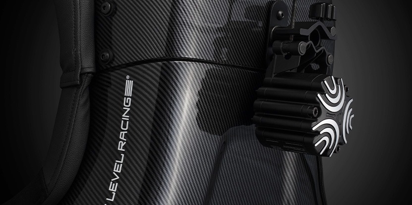 Detailný záber elegantného závodného sedadla z uhlíkových vlákien s namontovaným čiernym pohybovým zariadením. Textúra a logo navodzujú dojem hi-tech a profesionality.