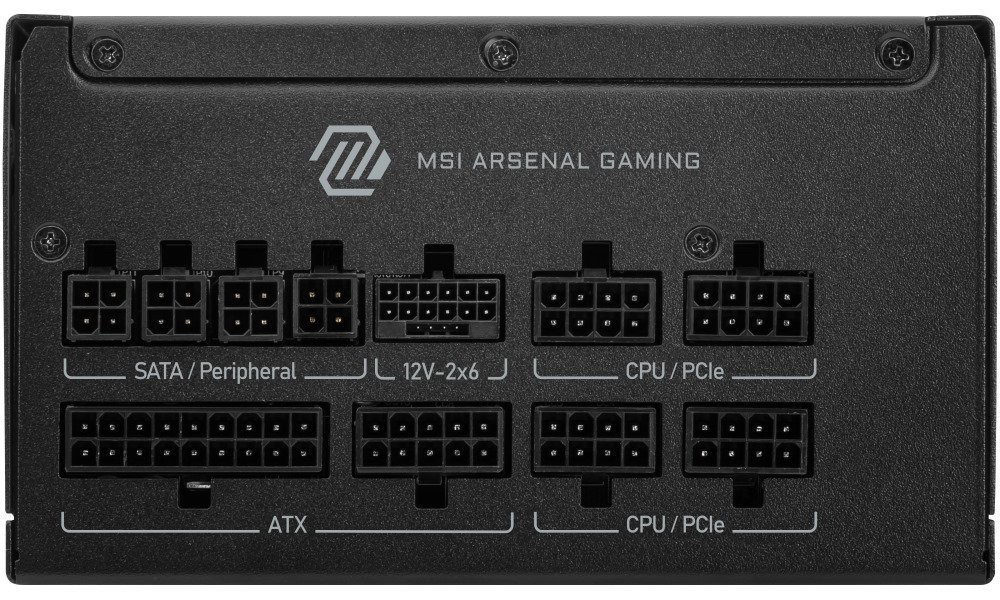 Na obrázku je panel modulárneho napájacieho zdroja MSI s konektormi pre odpojiteľné káble. Na čiernej kovovej ploche je hore logo MSI Arsenal Gaming a pod ním niekoľko presne popísaných zásuviek pre SATA/Peripheral, 12V-2x6, ATX a CPU/PCIe. Konektory sú usporiadané prehľadne do dvoch radov a každý typ má svoj popis. Ide o technický detail, ktorý ukazuje miesto na zapojenie kabeláže do zdroja.