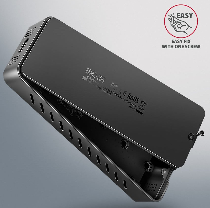 Externý rámček Axagon ARMORED box, USB-C 20Gbps - M.2 NVMe SSD čierny Na obrázku je otvorený externý box AXAGON pre M.2 NVMe SSD v čiernom prevedení. Kryt je čiastočne odsunutý, takže je vidieť vnútorný priestor na vloženie disku, a pri pravom spodnom rohu je zobrazená malá skrutka na upevnenie. Na hornej strane krytu sú technické popisky av pravom hornom rohu je ikona s textom, ktorá upozorňuje na jednoduchú montáž jednou skrutkou. Na čele je USB-C konektor a po strane vetracie otvory.