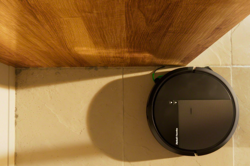 Robotický vysávač iRobot Roomba 115 Combo + AutoEmpty dock čierny Robotický vysávač iRobot Roomba 115 Combo upratuje pozdĺž steny a soklovej lišty