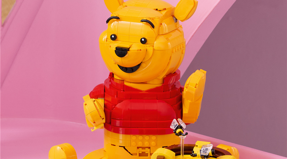 Stavebnica LEGO® │ Disney 43300 Macko Pu Medvedík Pú vysoký cez 23 cm ozdobí policu či vitrínu a vďaka pohyblivým častiam sa prispôsobí vystaveniu.