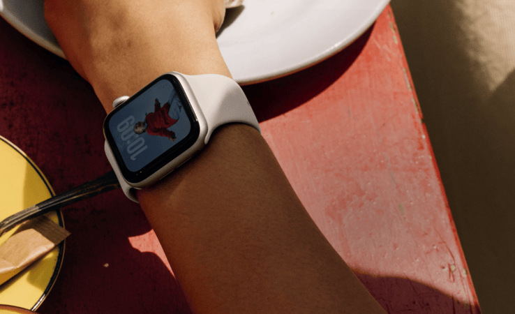 Inteligentné hodinky Apple Watch SE 3 GPS + Cellular 44mm temne atramentový hliník - temne atramentový športový remienok - M/L