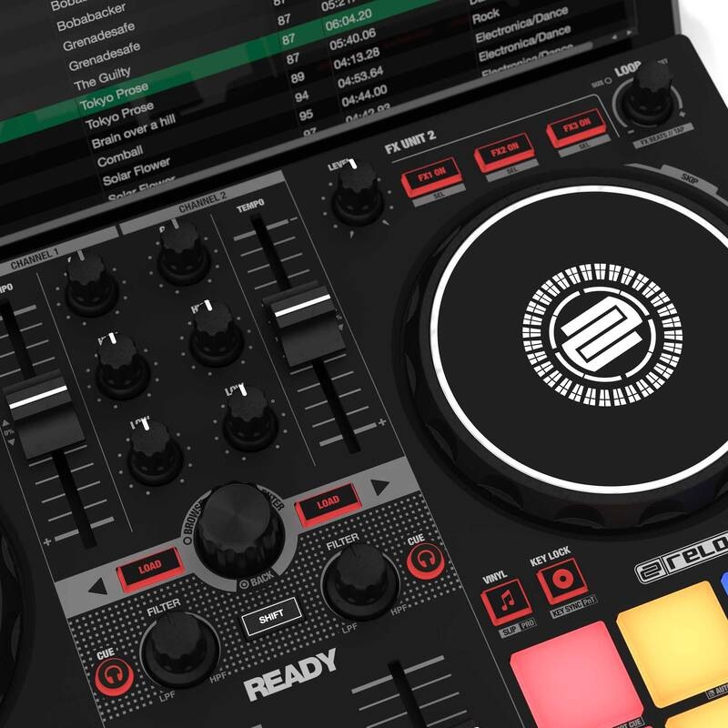 Mixážny pult Reloop Ready čierny Reloop Ready DJ kontrolér pripojený k laptopu so softvérom Serato, detail ovládačov kanálov, efektov a pravého jog disku