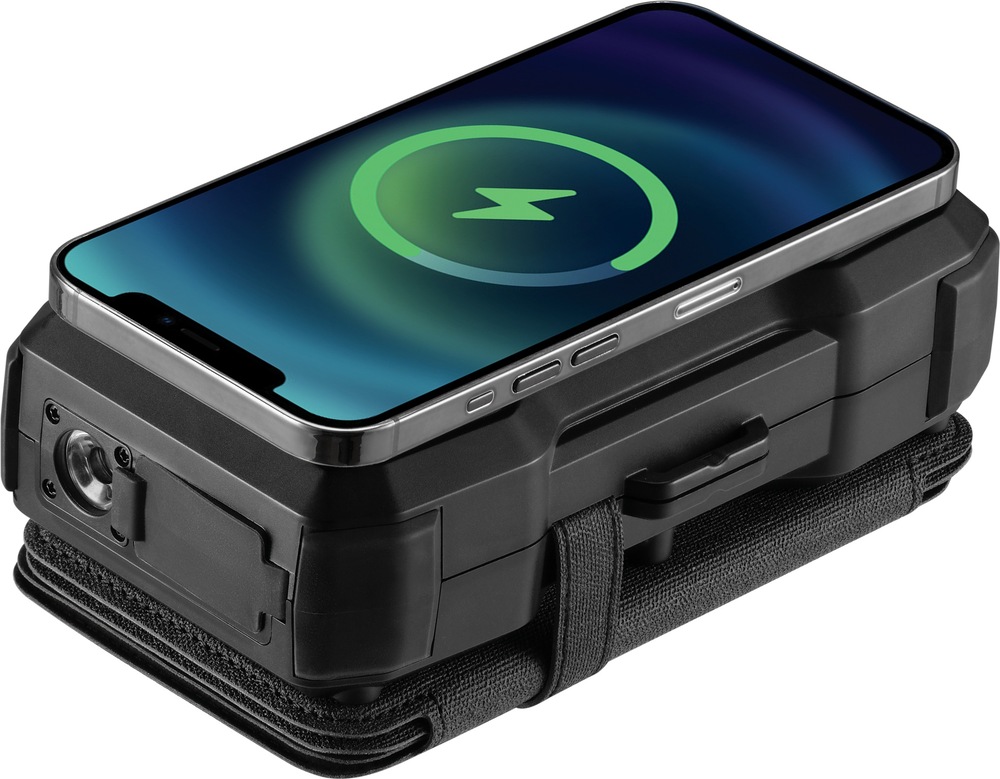 Powerbank Sandberg Solar 5-Panel 27000 mAh čierny Powerbanka Sandberg Solar 5-Panel 27 000 mAh s telefónom položeným na bezdrôtovej nabíjacej ploche