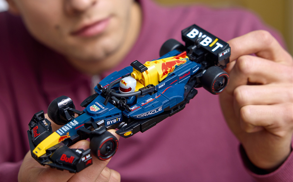 Stavebnica LEGO® Speed Champions 77243 Závodní auto Oracle Red Bull Racing RB20 F1® Minifigúrka pilota Red Bull v kokpite umožní rozohrať vlastné preteky alebo model spojiť s ďalšími monopostami.
