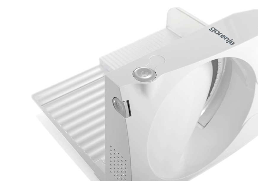 Detailný záber bezpečnostného spínača a tlačidla ON na elektrickom krájači Gorenje R401W v bielom prevedení.
