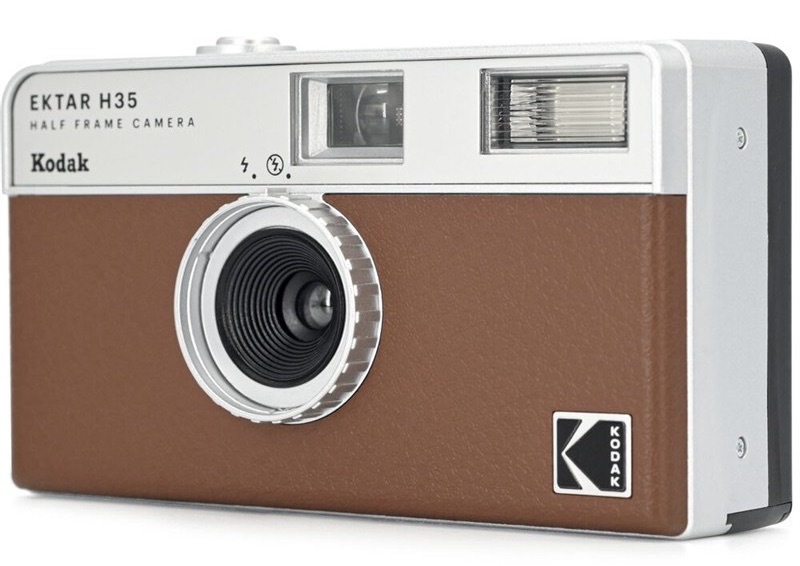 Analógový fotoaparát Kodak so svetelnosťou f/9,5, vstavaný blesk