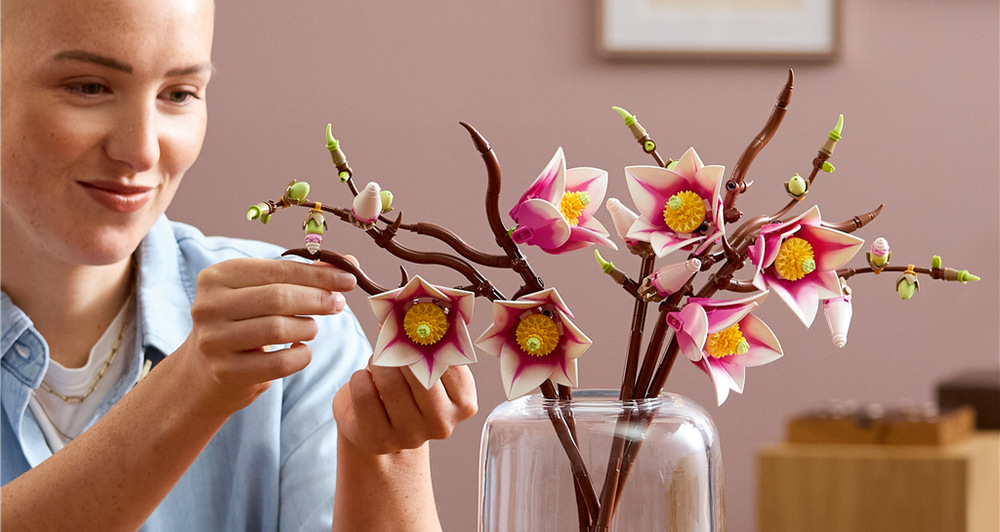 Stavebnica LEGO® Botanicals 11510 Větvičky magnólie Stavebnica so 435 dielikmi ponúka dospelým kreatívny projekt a originálny darček pre milovníkov kvetov.