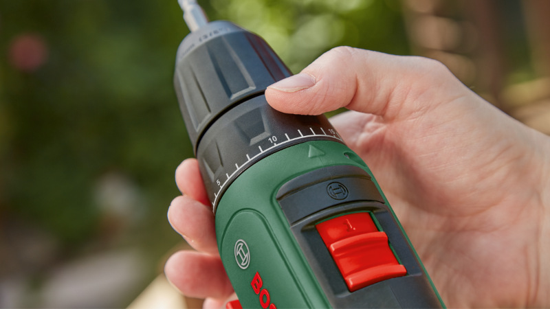 Aku vŕtačka Bosch EasyImpact 18V-40 (s baterií) Aku vŕtačka Bosch EasyImpact 18V-40 je vybavená dvojstupňovou prevodovkou a dáva výber z 20 krútiacich momentov