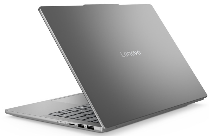Hliníkové veko šedého notebooku Lenovo s logom a konektormi na pravej strane
