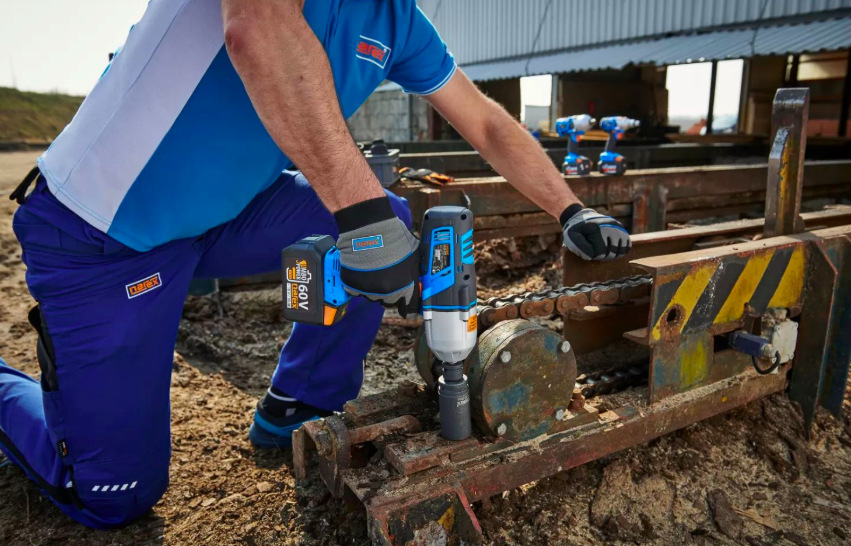 Doťahovák rázový Narex ASR 600-3MTB Basic Box (bez baterie) Rázový uťahovák Narex ASR 600-3MTB pri povoľovaní skrutky na priemyselnom stroji v teréne