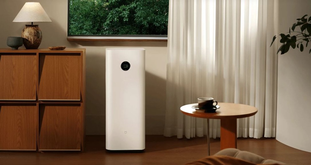 čistička vzduchu Xiaomi Miji Smart Air Purifier Max je umiestnená v útulne zariadenej miestnosti.