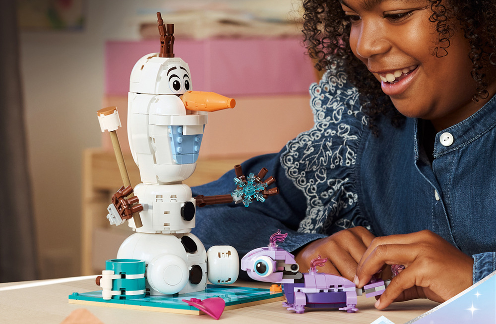Stavebnica LEGO® │ Disney Ľadové kráľovstvo 43287 Olaf a Bruni na zábavnom pikniku Marshmallow, horúca čokoláda a zdobiteľná deka vytvárajú útulné piknikové prostredie pre rozprávkové príbehy.