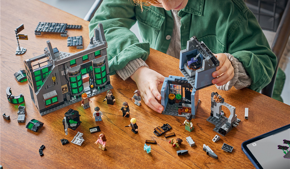 Stavebnica LEGO® Harry Potter™ 76471 Kouzelnické obchody v Obrtlé ulici Osem postáv pre poriadnu kúzelnícku zápletku – Osem minifigúrok LEGO umožní deťom rozohrať vlastné kúzelnícke príbehy.