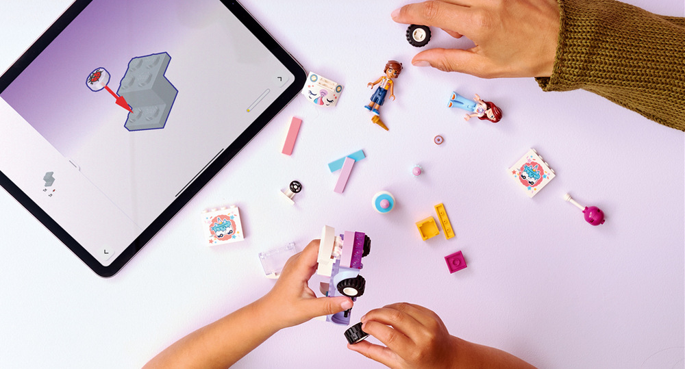 Stavebnica LEGO® Friends 42675 Jednorožie donáškové auto s tortou 67 dielikov, jednoduché stavanie a aplikácie LEGO Builder uľahčujú predškolákom stavania aj následné hranie.