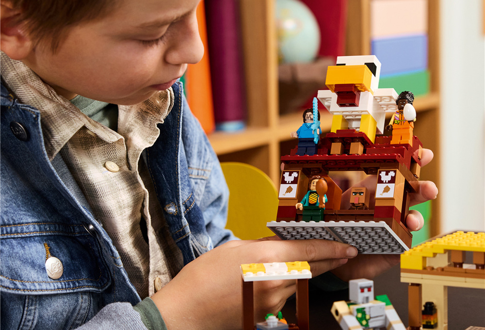 Stavebnica LEGO® Minecraft® 21273 Balón v podobě ďasa a útok na vesnici Steveova reštaurácia, chata na tvorenie a fontána s funkciou „výbuchu“ ponúkajú množstvo možností kreatívneho hrania