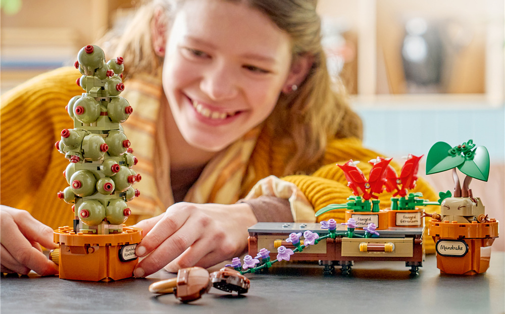Stavebnica LEGO® Harry Potter™ 76474 Rostliny z hodiny bylinkářství v Bradavicích Táto stavebnica prináša mandragoru, zubatú pelargóniu a Mimbulus mimbletonia s vlastnými pohyblivými funkciami.