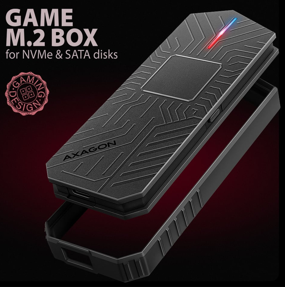 Na obrázku je reklamná grafika externého boxu AXAGON GAME M.2 BOX pre NVMe a SATA disky. Samotný box je vyobrazený šikmo spredu v čiernom hernom dizajne s reliéfom pripomínajúcim elektronické obvody as úzkym červeno-modrým svetelným prvkom hore. Pod ním je oddelene zobrazený spodný rám alebo kryt, takže obrázok naznačuje konštrukciu zariadenia. Vľavo je veľký nápis GAME M.2 BOX pre disky NVMe & SATA a okrúhla značka Gaming Design. Celá grafika pôsobí štýlovo, technicky a herným dojmom.