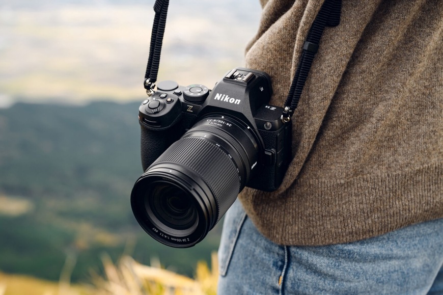 Detail fotoaparátu Nikon Z upevnenom na ramennom popruhu s ľahkým a kompaktným objektívom NIKKOR Z 24–105 mm f/4–7.1