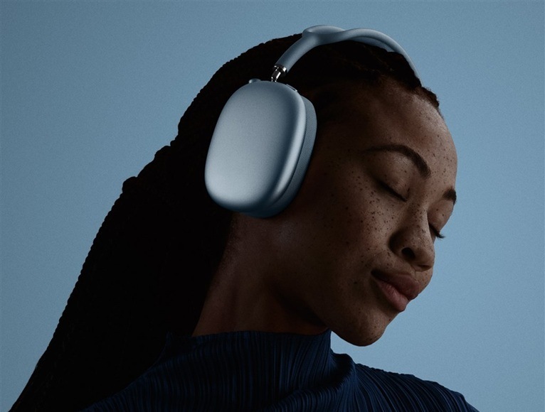 Slúchadlá Apple AirPods Max 2 - oranžové Žena s nasadenými slúchadlami.